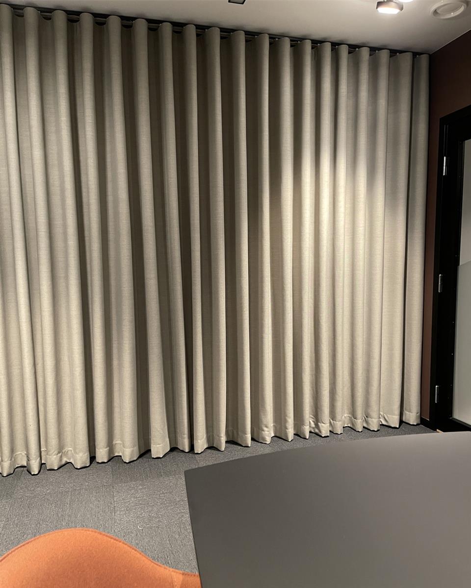 Wavefold-gardiner for bedring av akustikk i møterom. Foto.